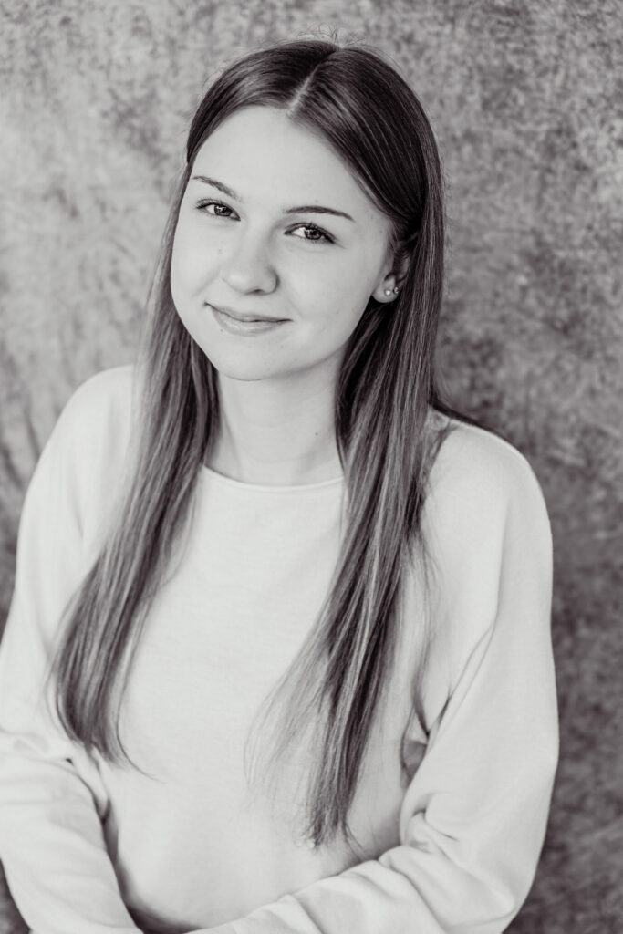 Natürliches Bewerbungsfoto von Elise im Raum Lautertal