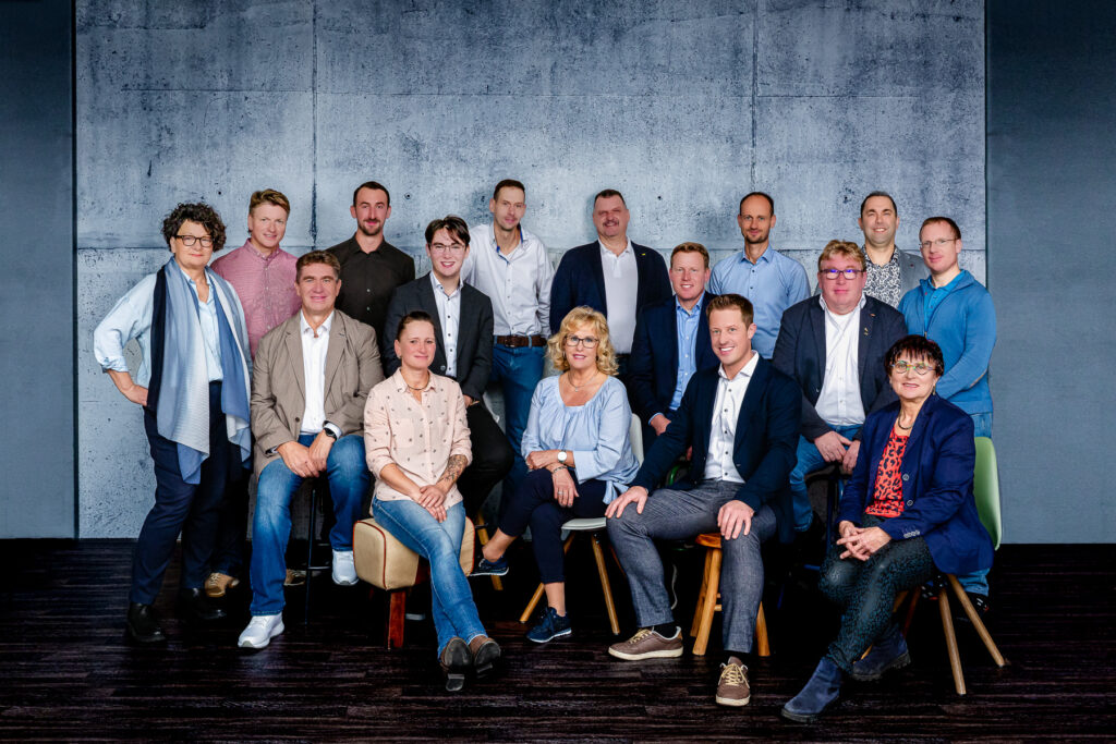 Authentische Gruppenaufnahme der Kandidaten für den Gemeinderat Seßlach im Raum Coburg – im.uliversum